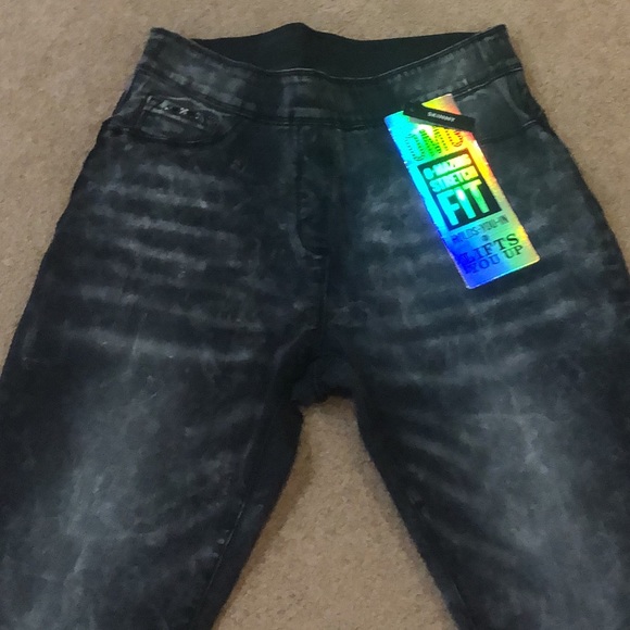 NEW OMG JEANS - Picture 2 of 8